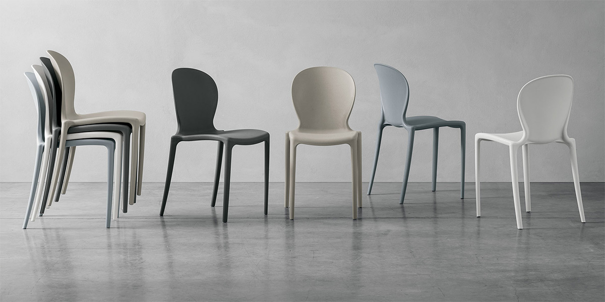 Set di 4 sedie da pranzo Flieks con gambe in legno massiccio